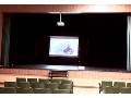 Proyector instalado junto al ordenador